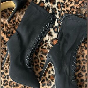 Black size 5 pointed toe lace up heeled boots